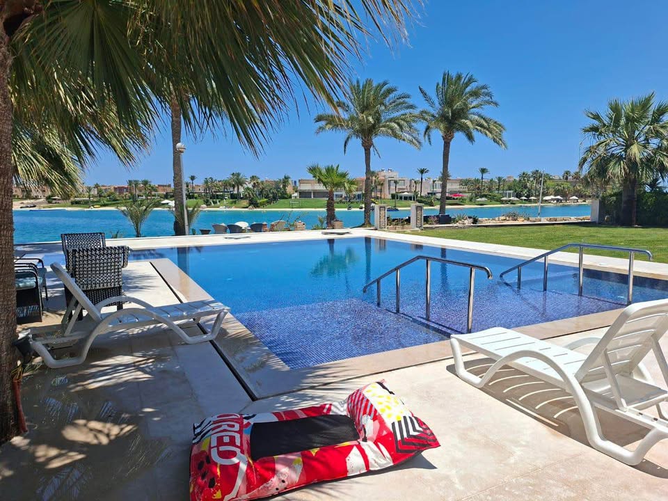 Villa de lujo de 3 dormitorios con piscina privada y vistas al lago en Marbella - El BuscaCasa