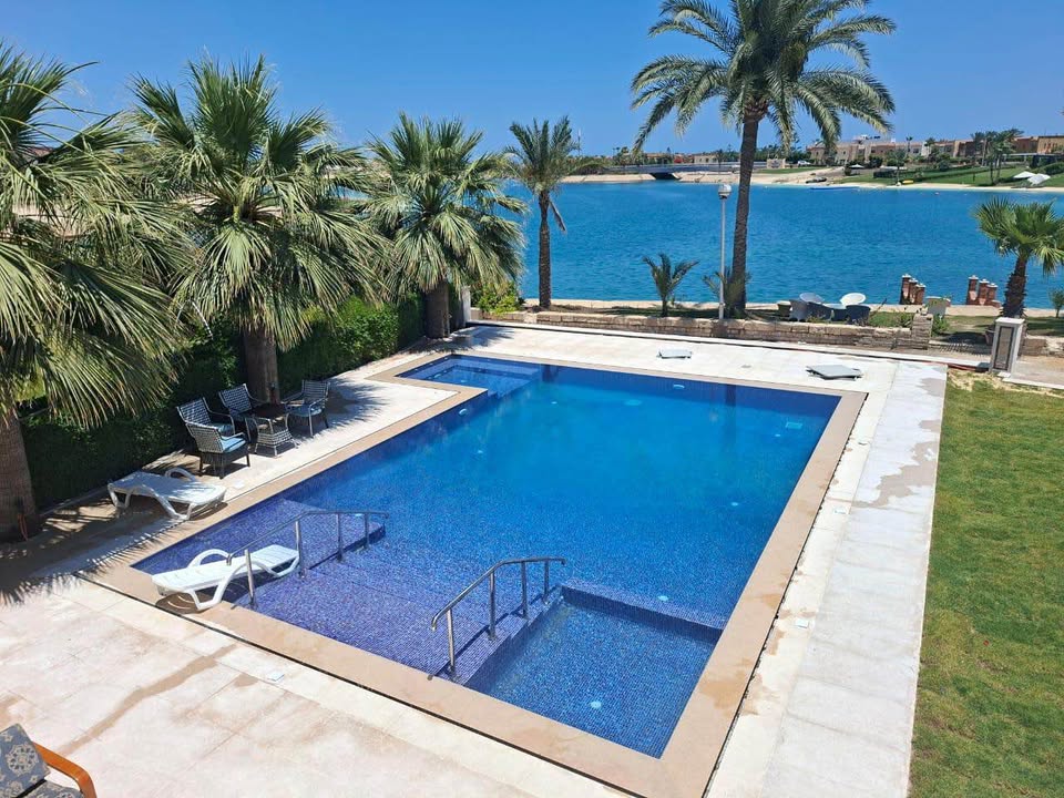 Villa de lujo de 3 dormitorios con piscina privada y vistas al lago en Marbella - El BuscaCasa